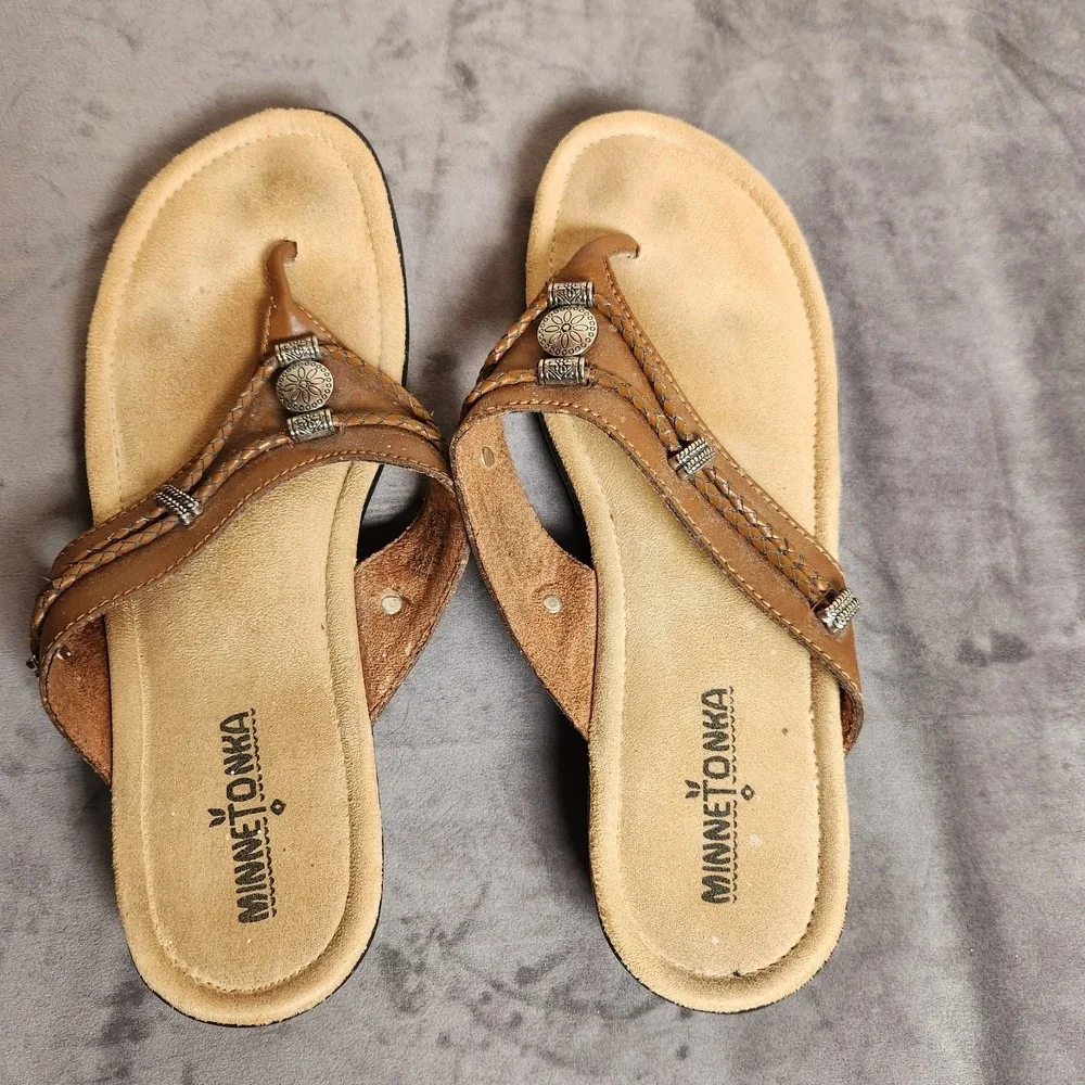 Minnetonka Silverthorne Thong Sandals Womens Size 9 Nutmeg Brown Leather W/Box